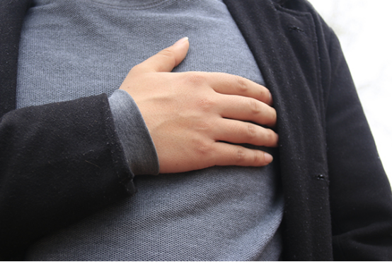 患有心悸的病人，心中有烦躁不安的感觉，身体比较虚弱，容易疲劳，心跳加快，心脏的供氧能力下降，会有呼吸困难的症状，甚至会有休克的现象。