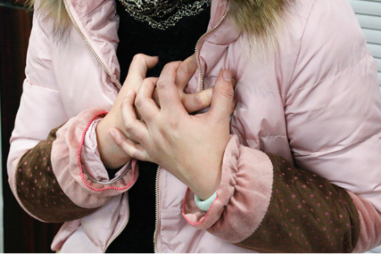 造成心口窝闷堵的原因与心脏疾病有关，一般患有冠心病、心肌炎、心绞痛等心脏疾病的患者常会有这种现象发生。