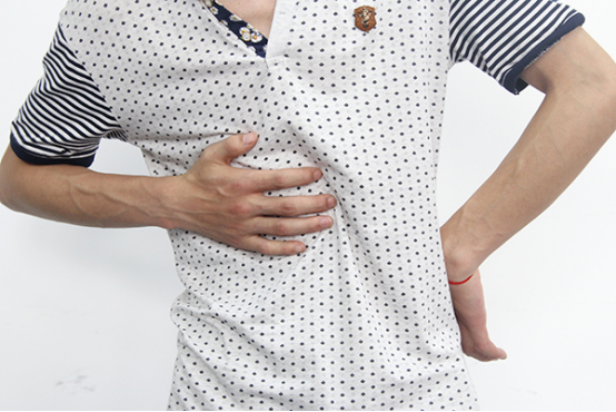 心口疼的情况比较常见，很多原因会导致这个问题。心口窝在肚脐上方，位于上腹部的凹陷处，这里出现问题，要么跟心脏有关，要么是肠胃出问题导致的。