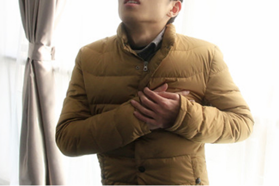 心脏突然抽痛，也可能是神经痛。突然出现神经痛，应该是异常放电导致的，可能是情绪激动引起的，也可能是神经失调的表现。