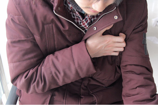 心脏病是危险性较强的疾病，不仅会引起心慌和呼吸急促，还会导致血压异常，意识丧失。