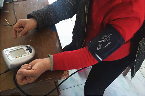 测血压是判断身体健康的重要检查项目，属于常规检查。在治疗疾病的时候，特别是重大的疾病，定时测量血压是治疗效果评估的重要依据。