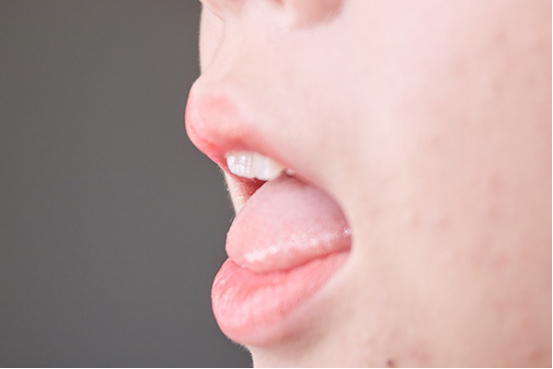 与牙齿有所不同的就是,牙龈是一个比较脆弱的部位,平时不管是受到了冷热酸甜的刺激,牙龈部位都会有不适或者是疼痛的感觉出现。 与牙齿有所不同的就是,牙龈是一个比较脆弱的部位,平时不管是受到了冷热酸甜的刺激,牙龈部位都会有不适或者是疼痛的感觉出现。