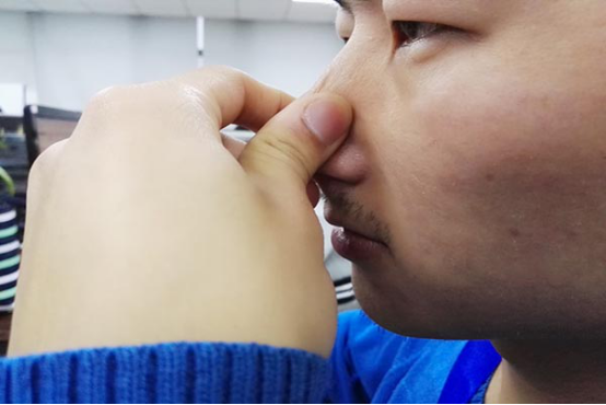 鼻癌的患者症状相对来说都是很明显的，当人们的身体出现了这些症状的时候，一定要及时进行治疗。