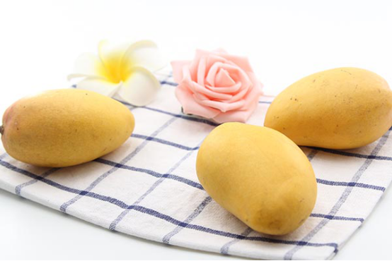 芒果是各种甜品的重要材料，它的味道很甜，汁水也多，香味也很浓厚。虽然芒果味道好，营养高，但很多人吃不了，因为会过敏。