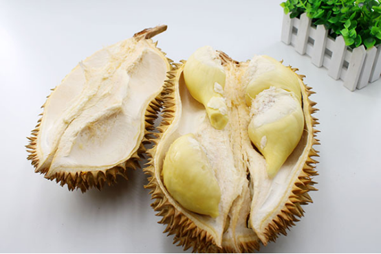 榴莲是很受欢迎的水果，虽然它的香气很特别，但口感绵软，甜度非常高，不但可以直接吃，用它做的甜品，也被很多人喜欢。