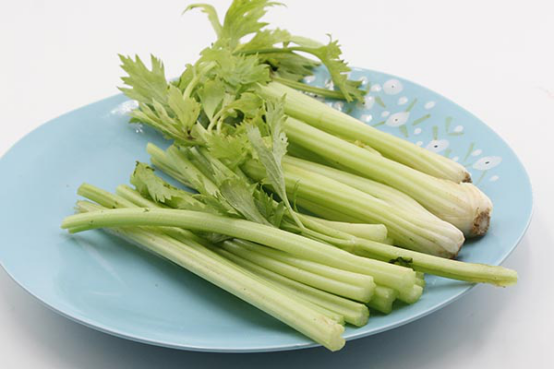 日常饮食中多吃蔬菜是有好处的，芹菜含有较高的营养价值，吃起来爽脆可口，因此备受大家的喜爱。