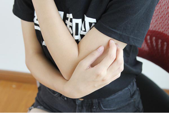 荨麻疹是最常见的问题，许多情况都能诱发荨麻疹。