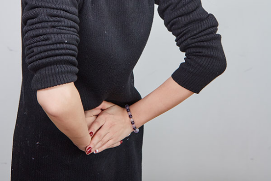 女性体内雌、孕激素较多，缺乏激素对抗，导致激素失调，内膜就会不断生长。