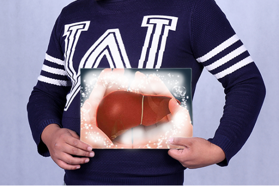 患有肝病的人群，面部的肌肤会出现异常，由正常的红润状态转变为黄色，没有及时发现并且采取措施，身上皮肤也会逐渐的变黄，甚至有的患者身上还会出现青筋。