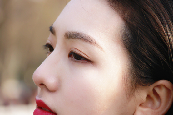 眼皮肿了热敷还是冷敷 眼皮肿了热敷还是冷敷