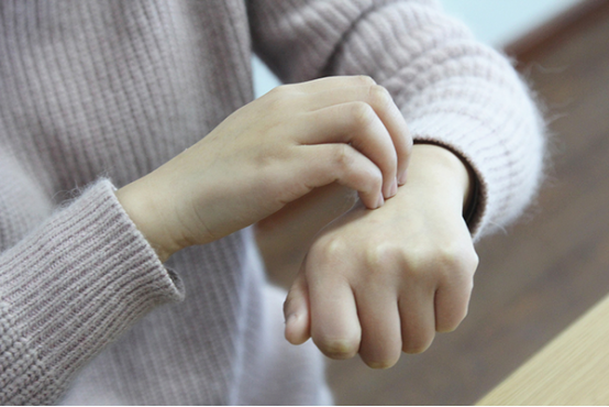 挠痒就会起鸡皮疙瘩吗(挠痒就会起鸡皮疙瘩吗女生)