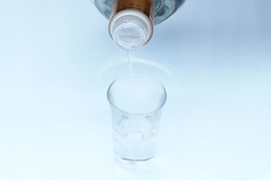 痛风的人是不能喝白酒的