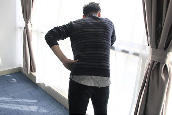 男性得了肾结石，不会让身体废了，但会有不适症状