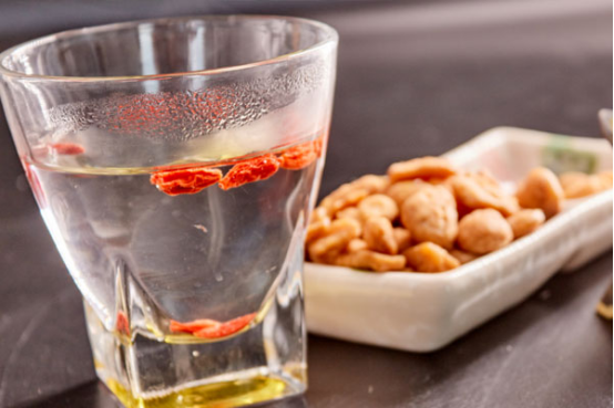 枸杞和菊花一起搭配泡水喝有补肾的作用