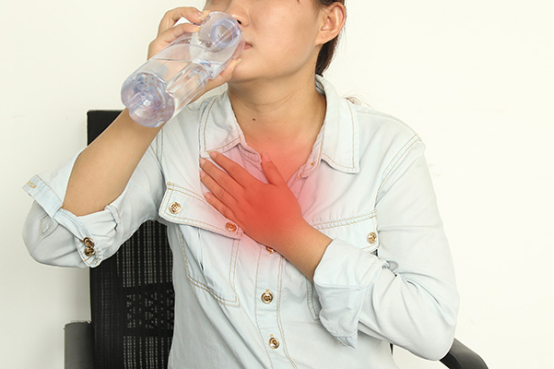两个乳房中间疼是由冠心病引起的,部分患者还有心肌缺血的症状