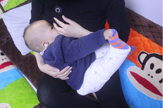 新手妈妈在哺乳期内乳腺发生肿胀的情况下，第一个想到的是将乳房里面的奶水挤掉