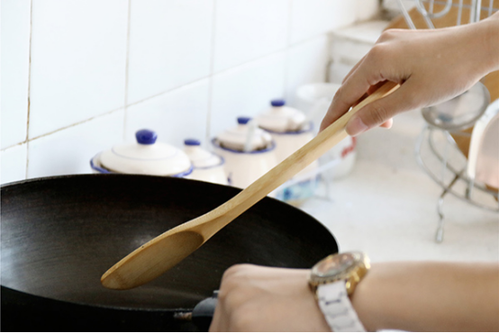 出现油烫伤现象时，应立即将烫伤的部位置于水龙头下面，使用流动的水反复的冲洗