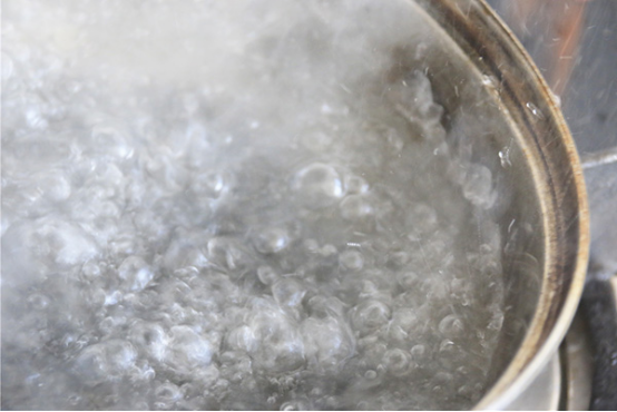 刚被开水烫伤时,皮肤表面有大量的热量,会加重损伤,必须冲凉水缓解 刚被开水烫伤时,皮肤表面有大量的热量,会加重损伤,必须冲凉水缓解