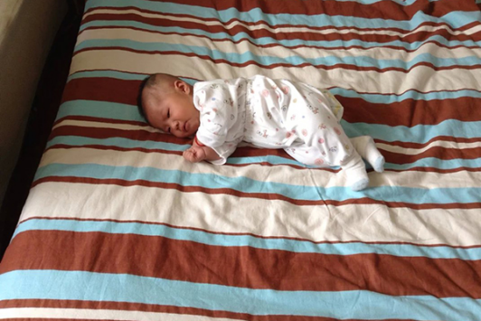 其实家长无需过于忧虑，正常情况下，孩子是可以洗澡的