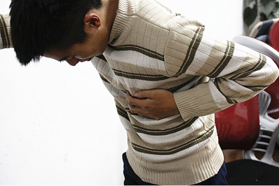 缓解心悸的症状，立即休息是必要措施