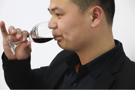 正常情况下,喝酒之后,心跳变快,是神经兴奋度高导致的 正常情况下,喝酒之后,心跳变快,是神经兴奋度高导致的