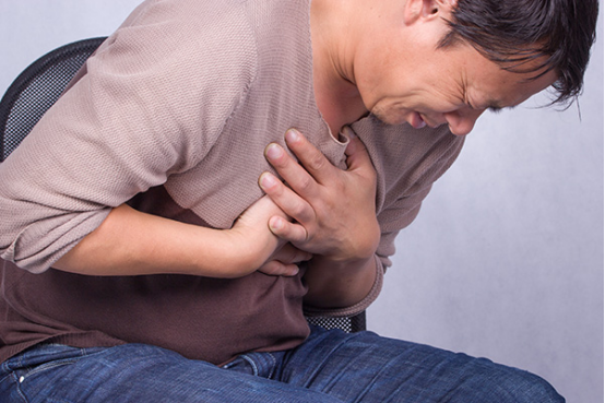 冠心病发作的部位一般在胸骨后面或者是左前胸 冠心病发作的部位一般在胸骨后面或者是左前胸