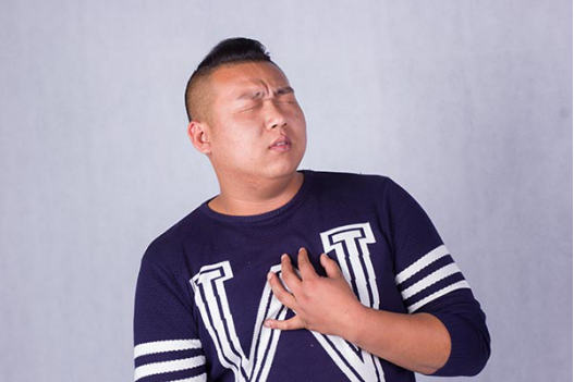 心脏病的患者随着病情的发展，胸部会有轻重不一的疼痛症状