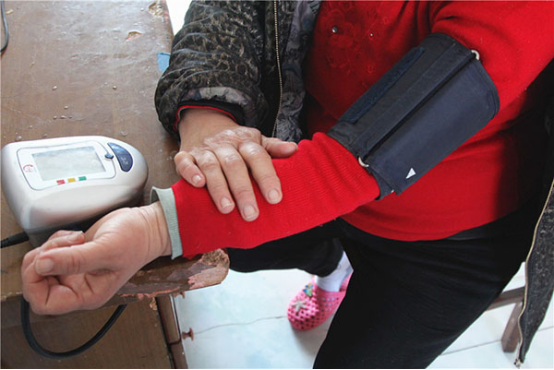 血压高压150mmHg低压100mmHg的患者，在日常生活中可以先通过饮食调理等物理调节的方式