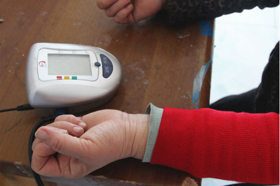 当血压飙至200毫米汞柱或以上，并且伴有轻微头痛头晕的症状