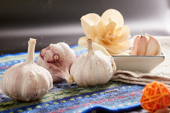 大蒜发芽其实是一种很正常的现象，大蒜在发芽之后能不能吃并不取决于是否发芽