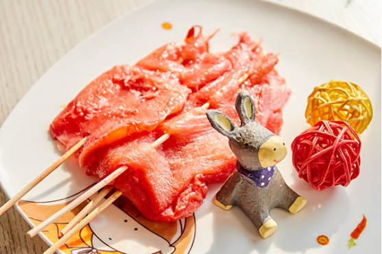 痛风患者是可以吃肉的，痛风患者最好选择在病情相对比较稳定时再吃肉