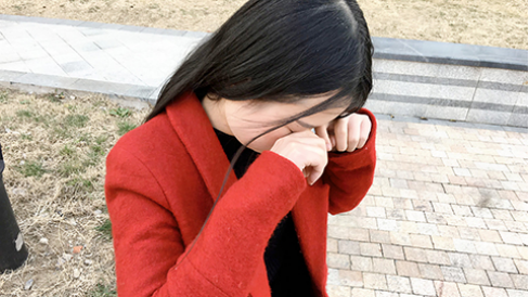 有时睫毛粘着眼球，掉进去的时候，大会因为眼睛不舒服快速的转动眼球