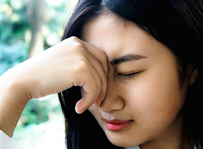 当发现有偏头痛时一定要及时就医，不要自己忍着或去药店随便买药