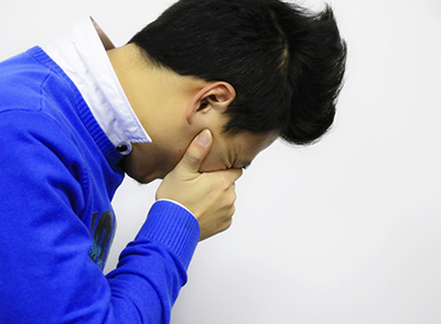 过度吸烟喝酒也会诱发头神经痛，香烟燃烧会产生有害气体