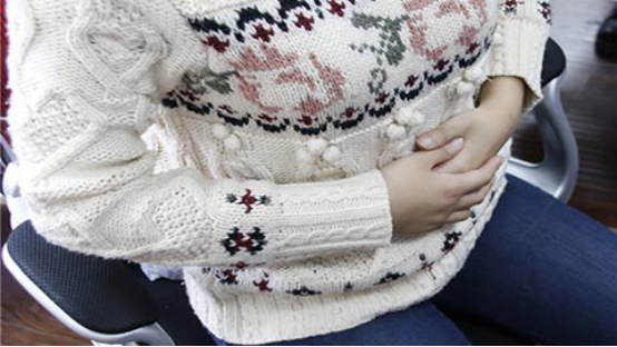 出现非常疼痛的情况下，建议使用热敷的方法缓解