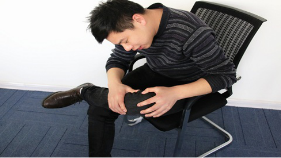 当小腿突然紧绷，造成肌肉收缩，引起的肌肉痉挛，也会导致膝关节后面疼