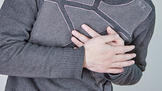 心绞痛一般会出现突然发作的胸口憋闷、憋气的感觉 心绞痛一般会出现突然发作的胸口憋闷、憋气的感觉