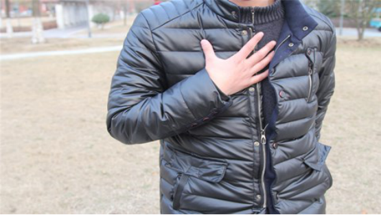 因为在用晚餐获得满足感以后，肠胃就要对我们吃进去的食物开始消化和吸收