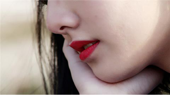 嘴巴出现溃烂的情况，在饮食上不可以食用辛辣的食物