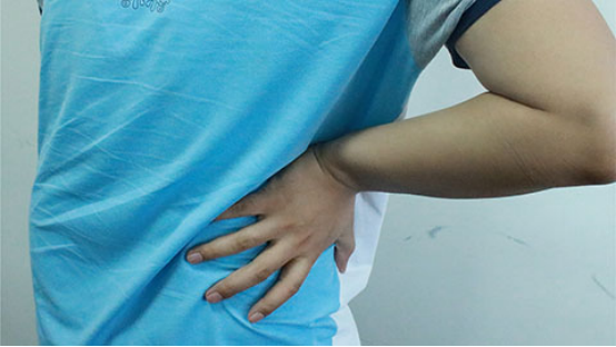 患有狼疮性肾炎,在皮肤表面会出现红斑 患有狼疮性肾炎,在皮肤表面会出现红斑