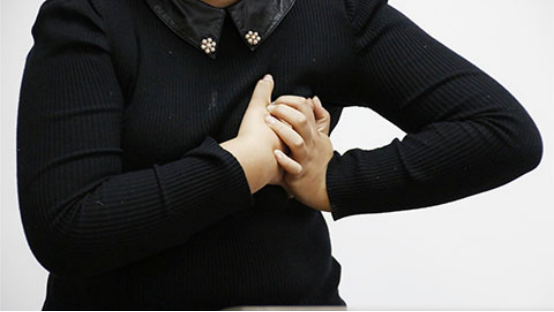 淋巴结会开始变肿变大，用手去按压的时候会感觉到疼痛