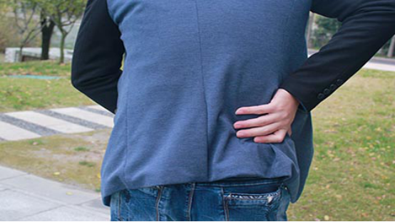 腰间盘突出是由于某些原因导致骨组织里面纤维发生破损