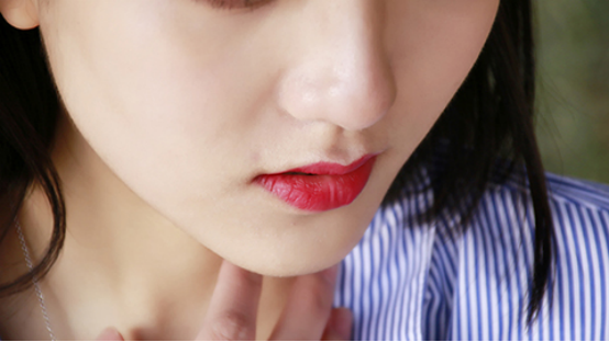 其实对于大部分人来讲，嘴唇会出现干的情况，是因为身体里面缺少了水分