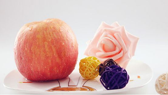 苹果里面是含有比较多的营养，很多种物质都能让身体很轻松的就吸收掉