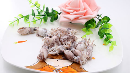 鱿鱼的胆固醇是比较高的，它含有丰富的脂肪