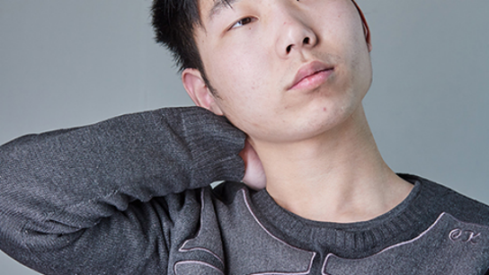 颈动脉窦综合征，是因为患者的颈部对于外界的影响突然的变得敏感