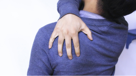 患者出现了有后背发胀的现象，很有可能是患有了颈椎方面的疾病