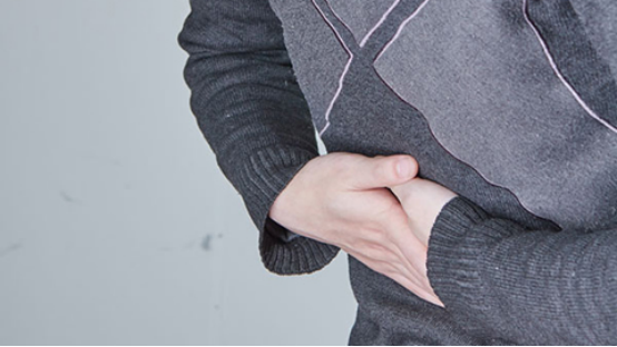 通常情况下，胃部位于人体腹部的上面，大家常说的胃疼就是在腹部上面的左侧位置