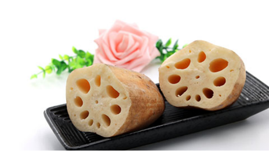 藕中的成分能够增强血管功能，对止血有一定的帮助